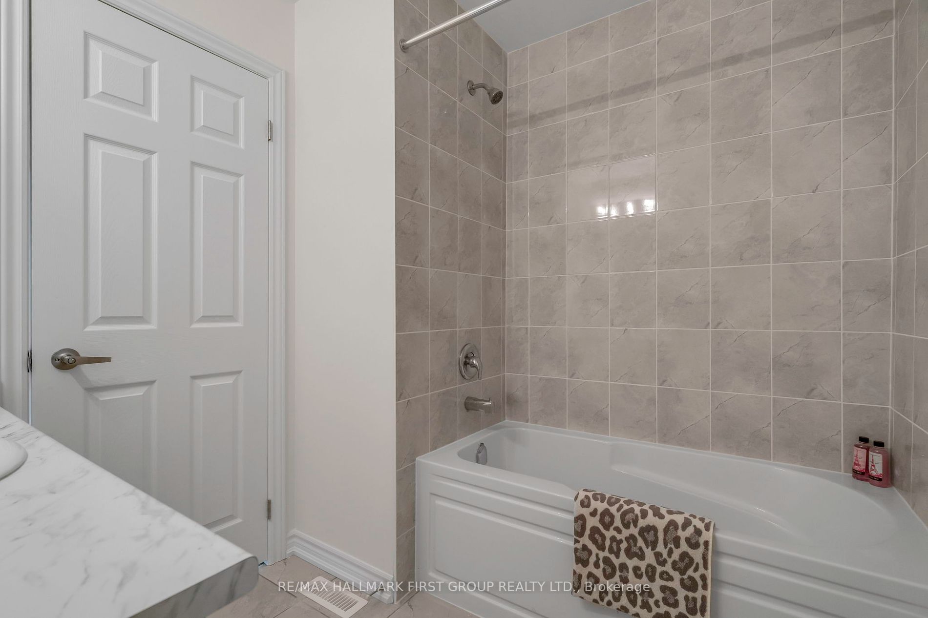33 Mountainside Cres