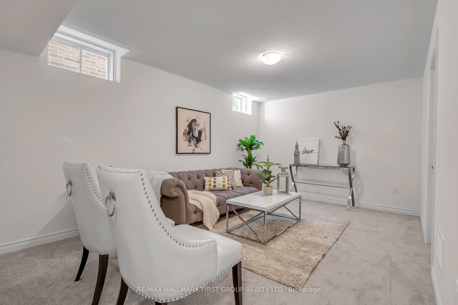 33 Mountainside Cres