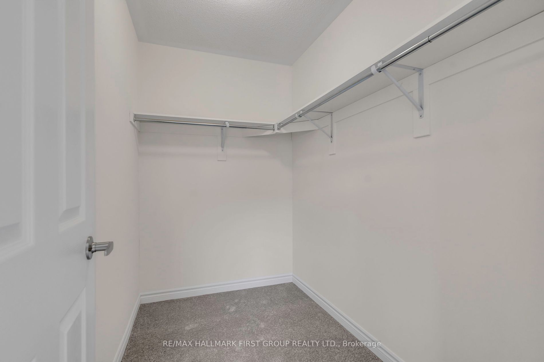 33 Mountainside Cres