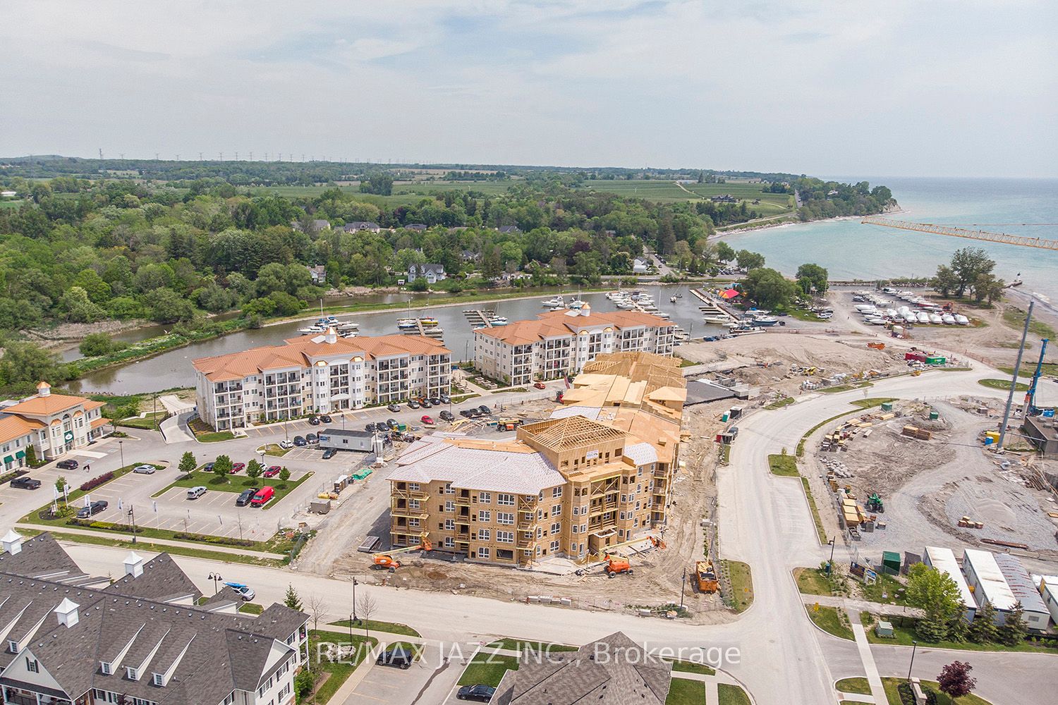 385 Lakebreeze Dr, #304