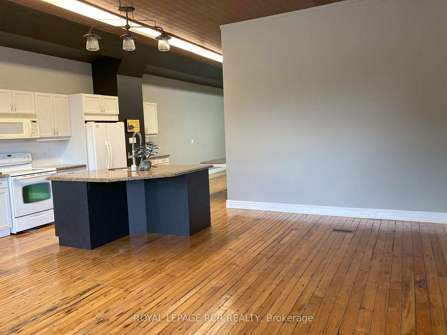 102 River St