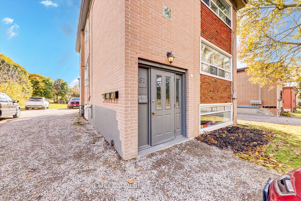 51 Wentworth St W