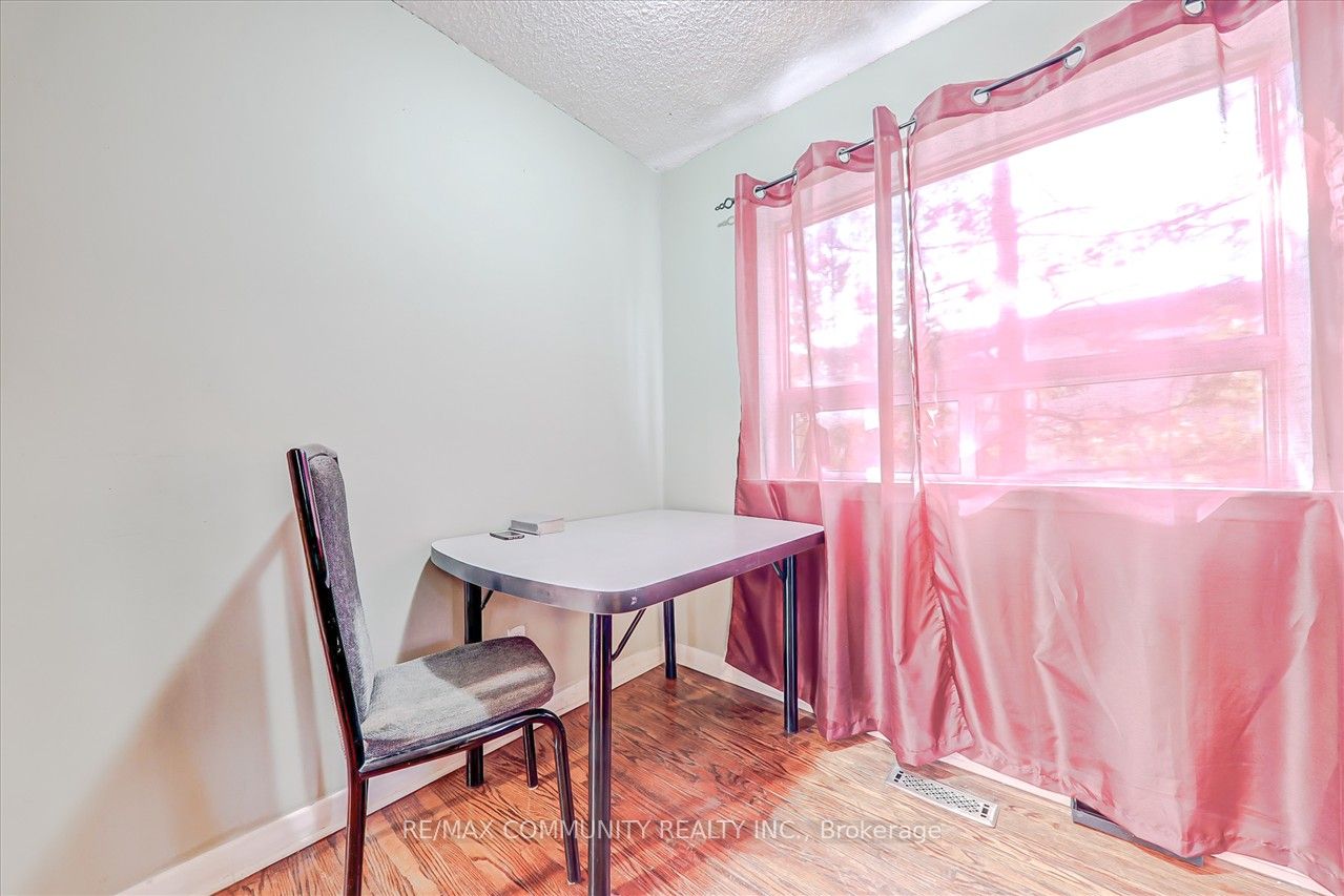 51 Wentworth St W