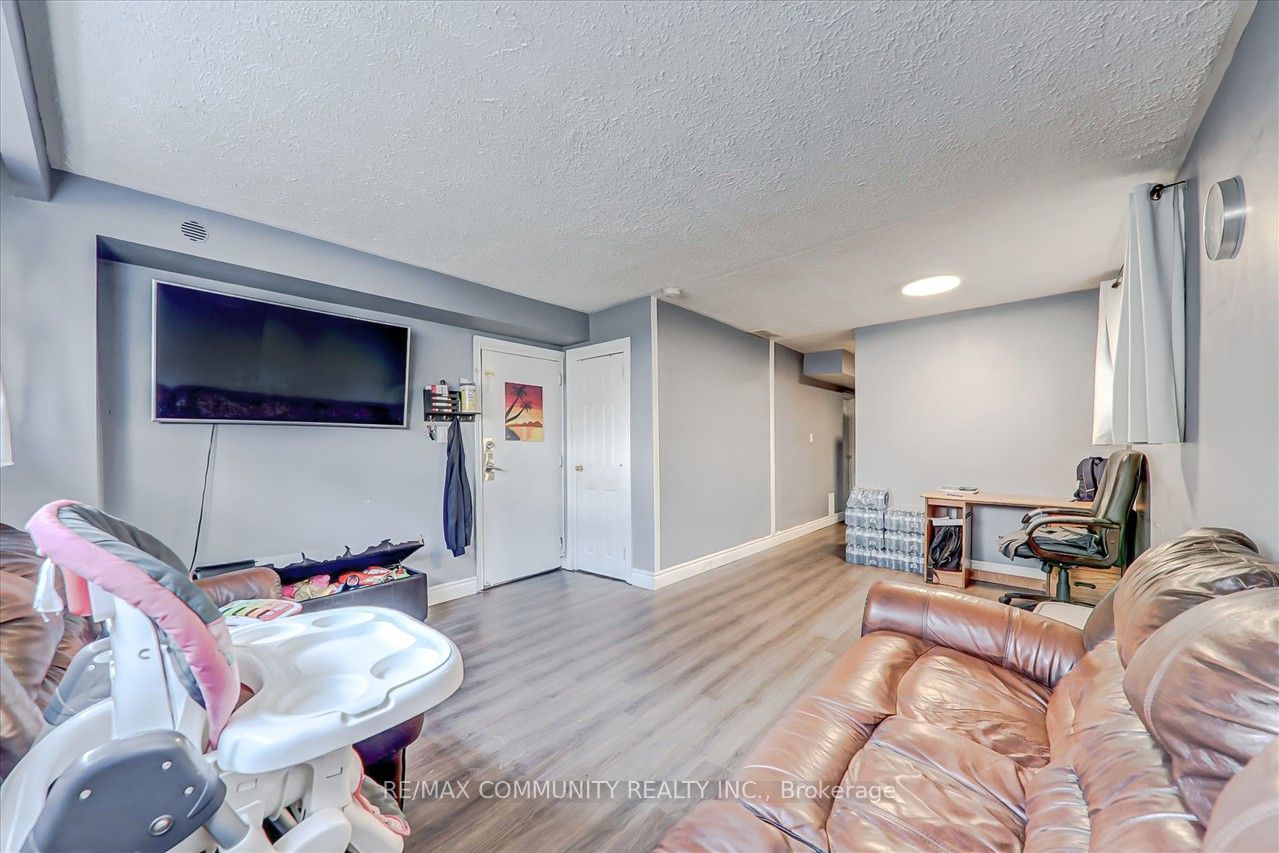 51 Wentworth St W