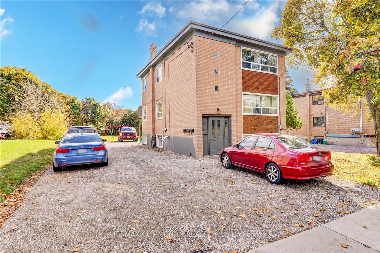 51 Wentworth St W