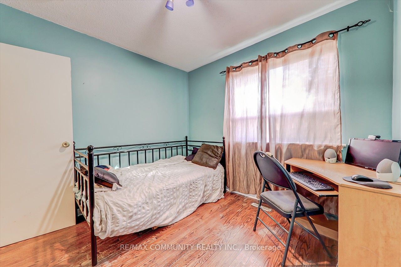 51 Wentworth St W