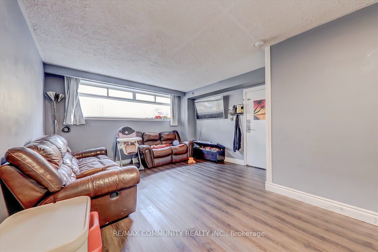 51 Wentworth St W