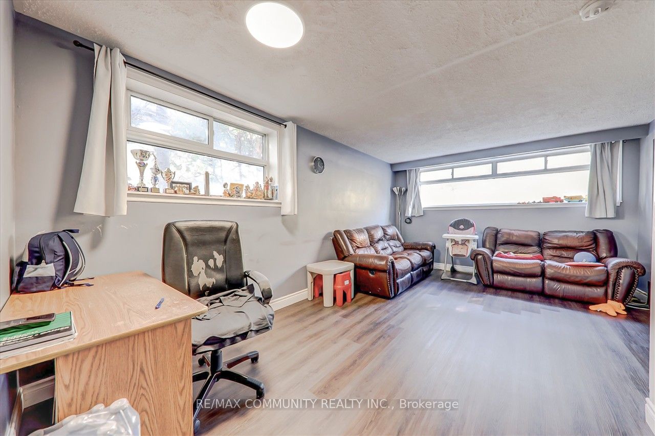 51 Wentworth St W