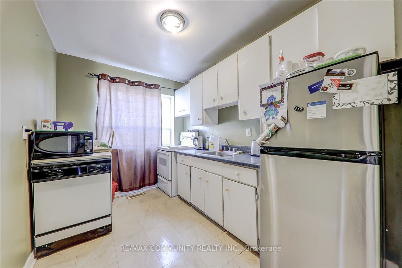 51 Wentworth St W