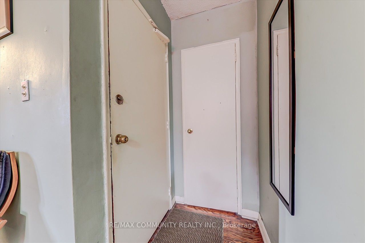 51 Wentworth St W