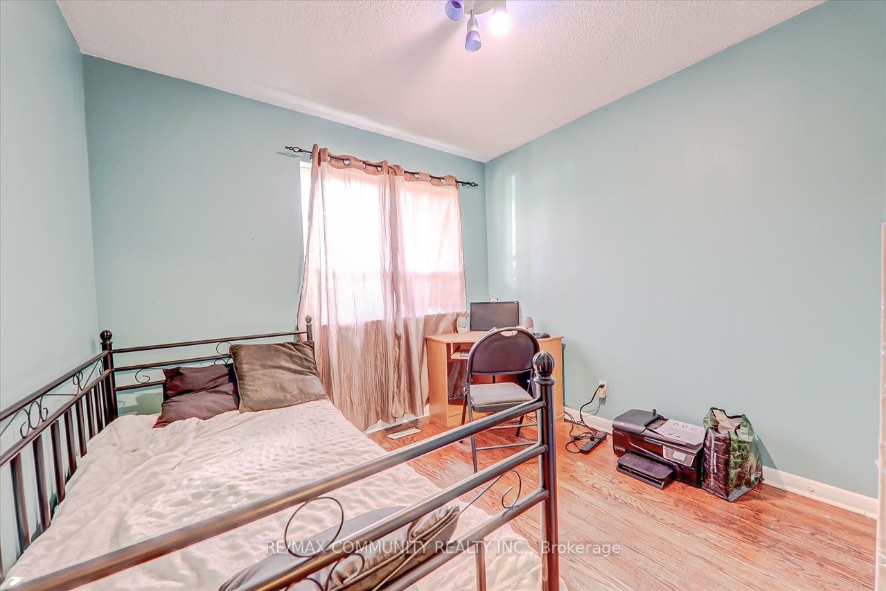 51 Wentworth St W