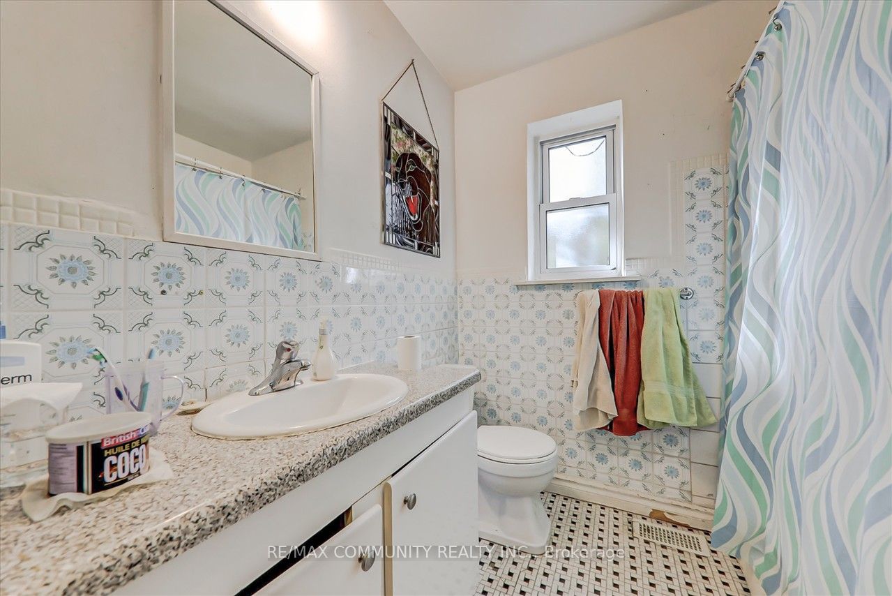 51 Wentworth St W