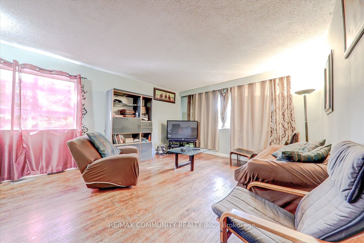 51 Wentworth St W