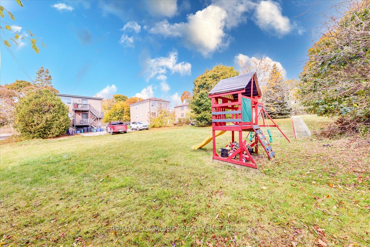 51 Wentworth St W