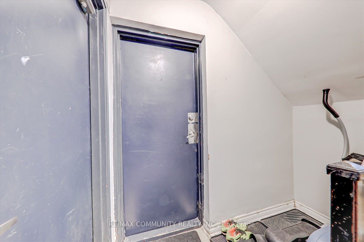 51 Wentworth St W