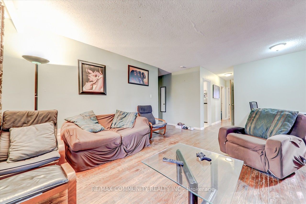 51 Wentworth St W