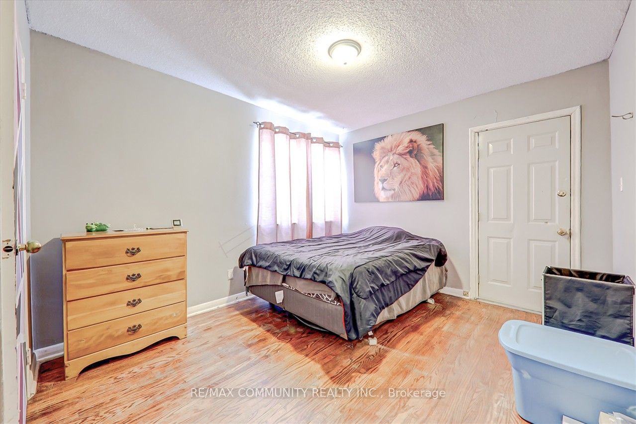 51 Wentworth St W