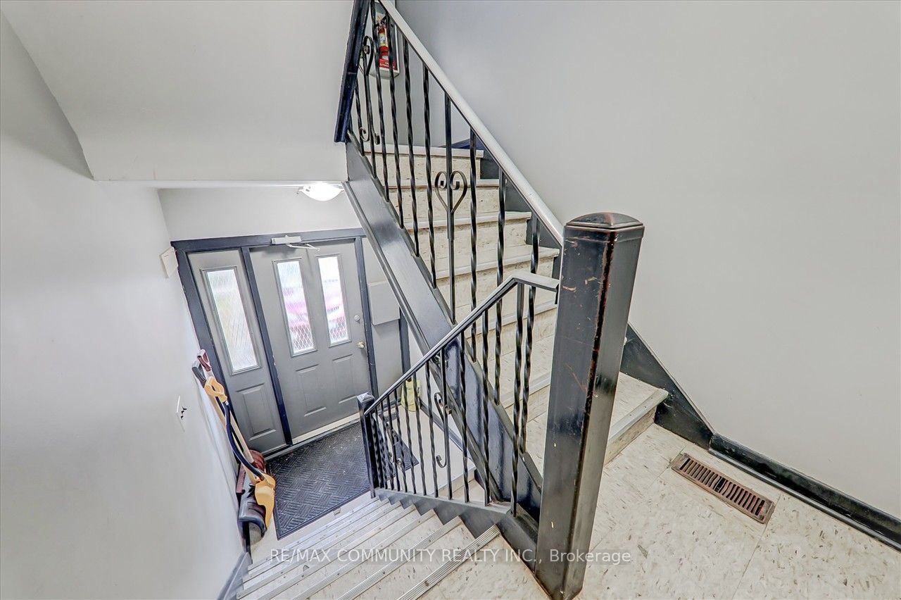51 Wentworth St W