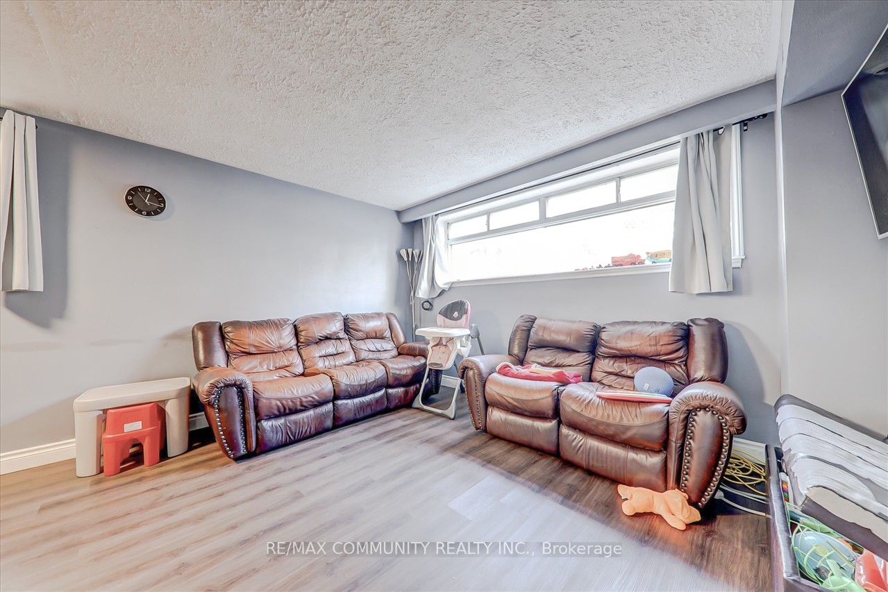51 Wentworth St W