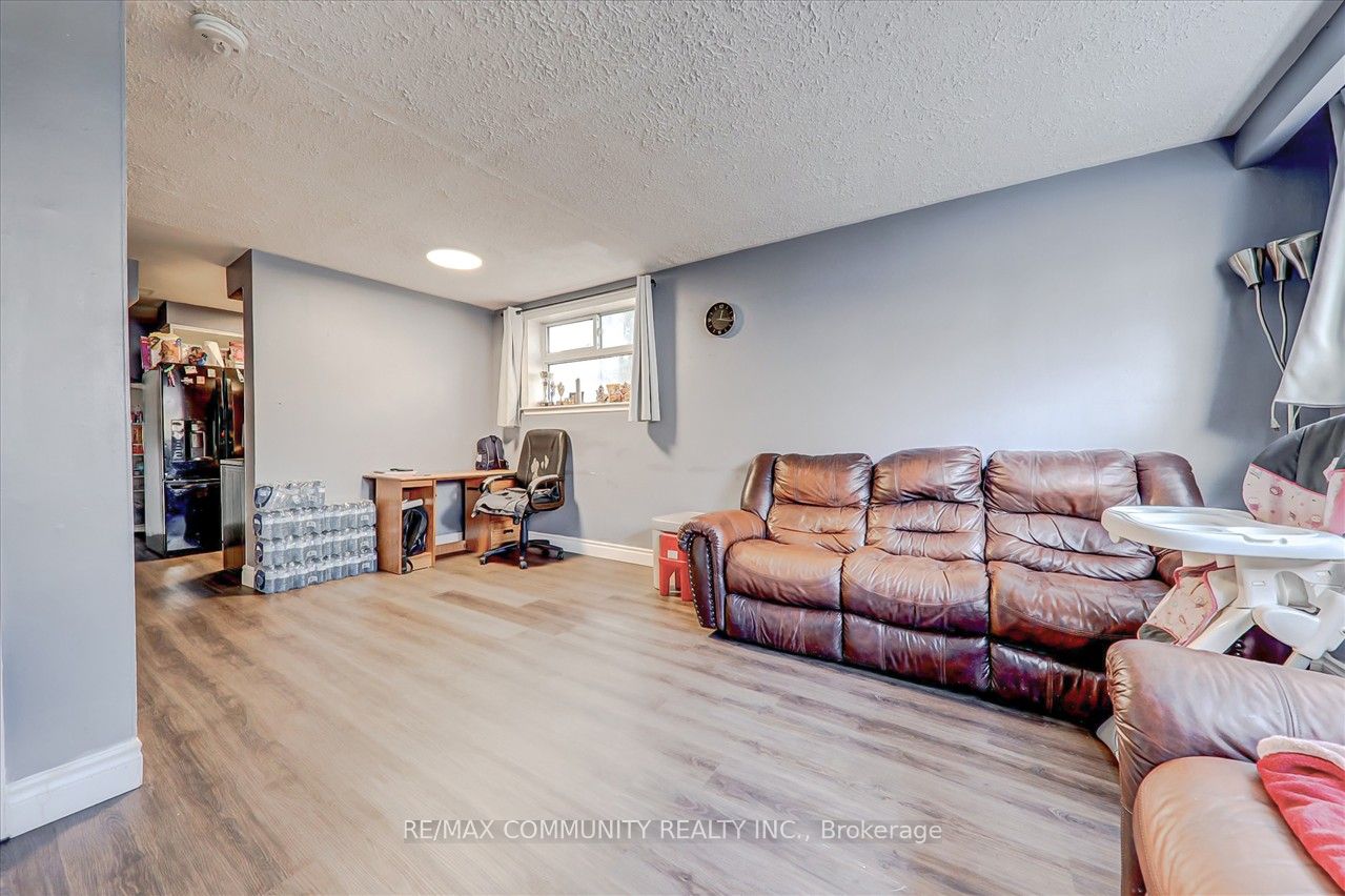 51 Wentworth St W