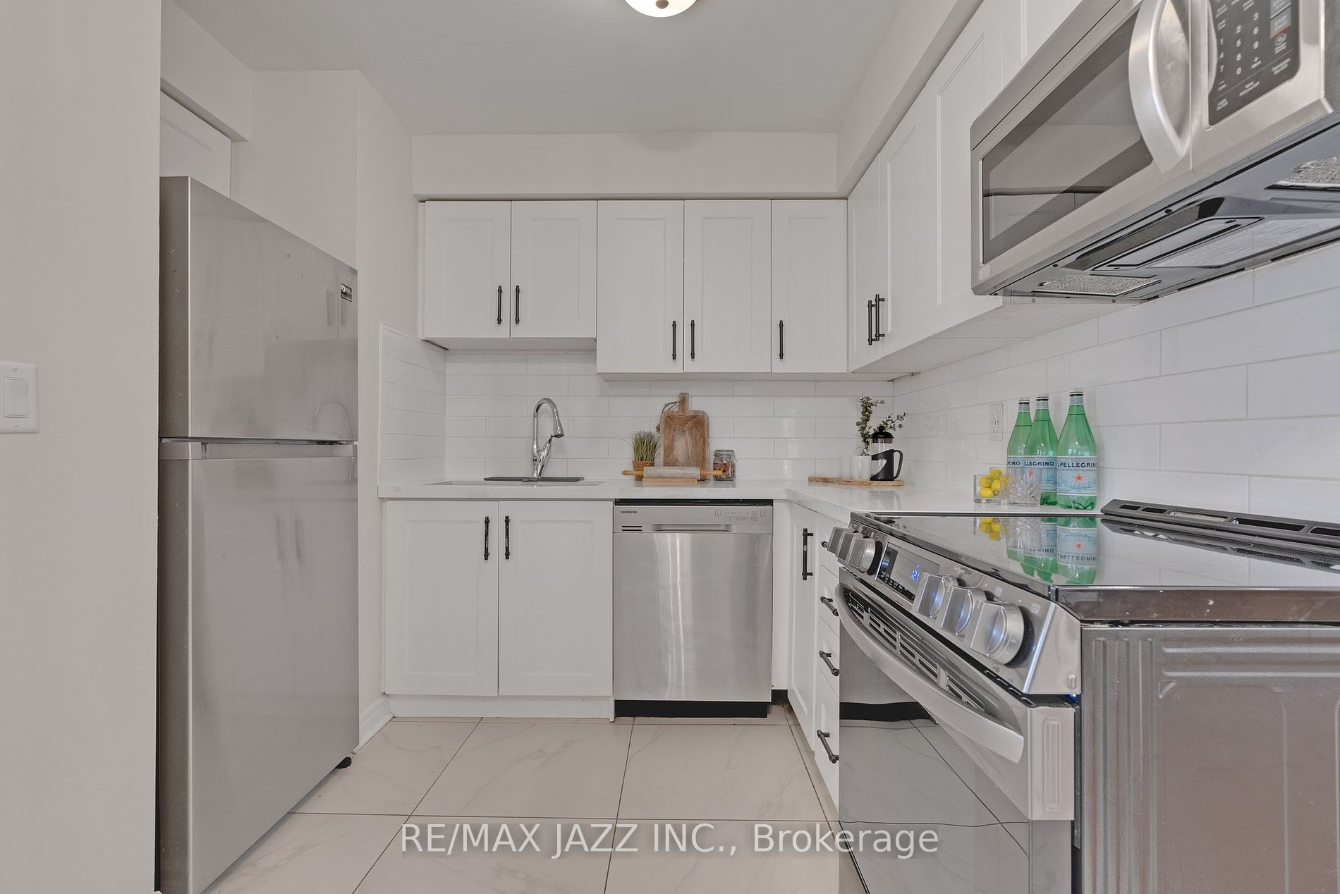1371 Charter Cres