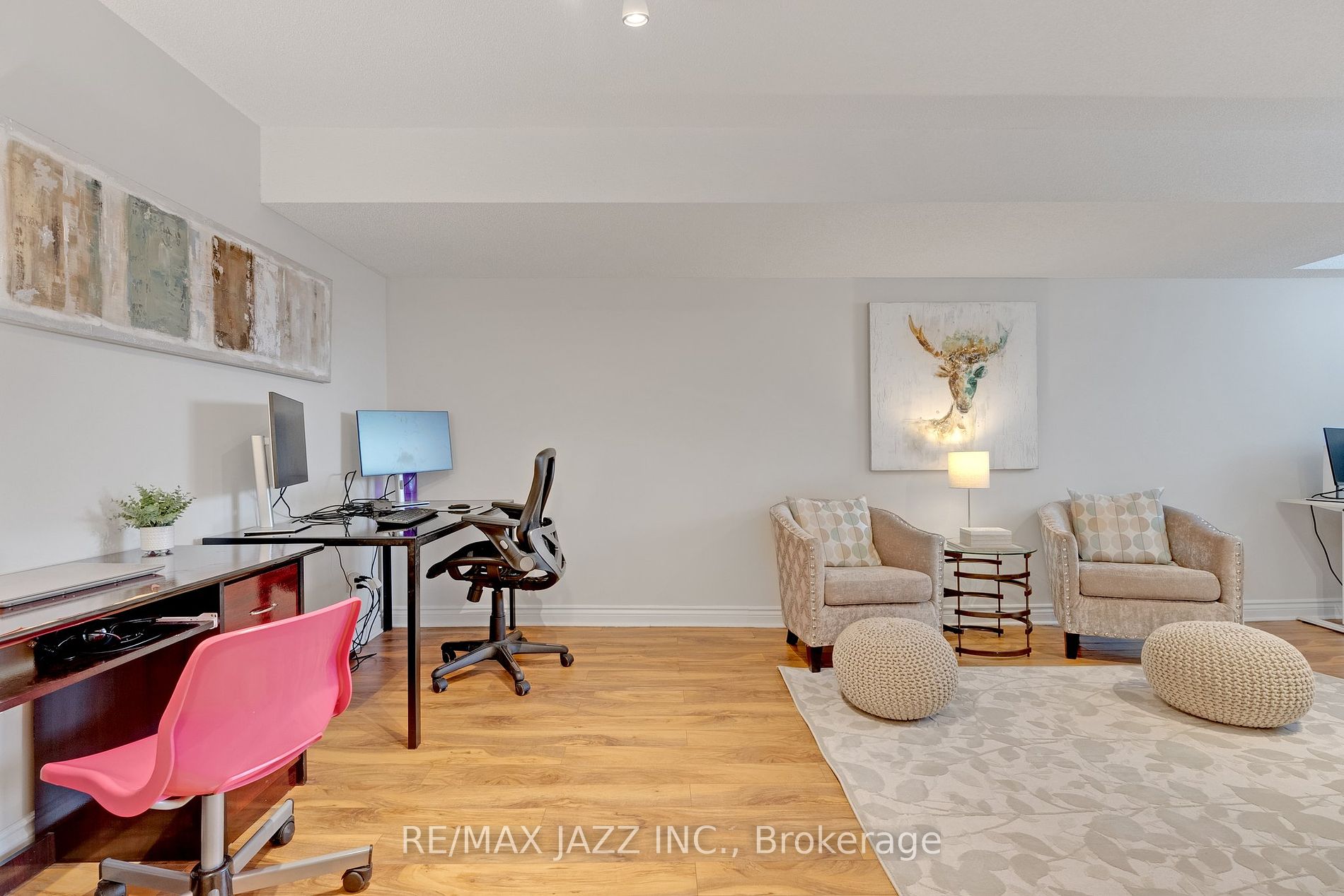 1371 Charter Cres