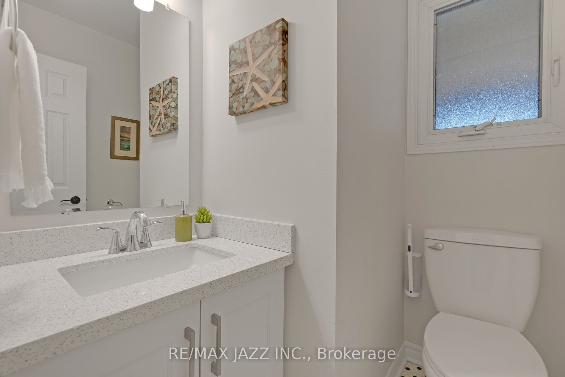 1371 Charter Cres