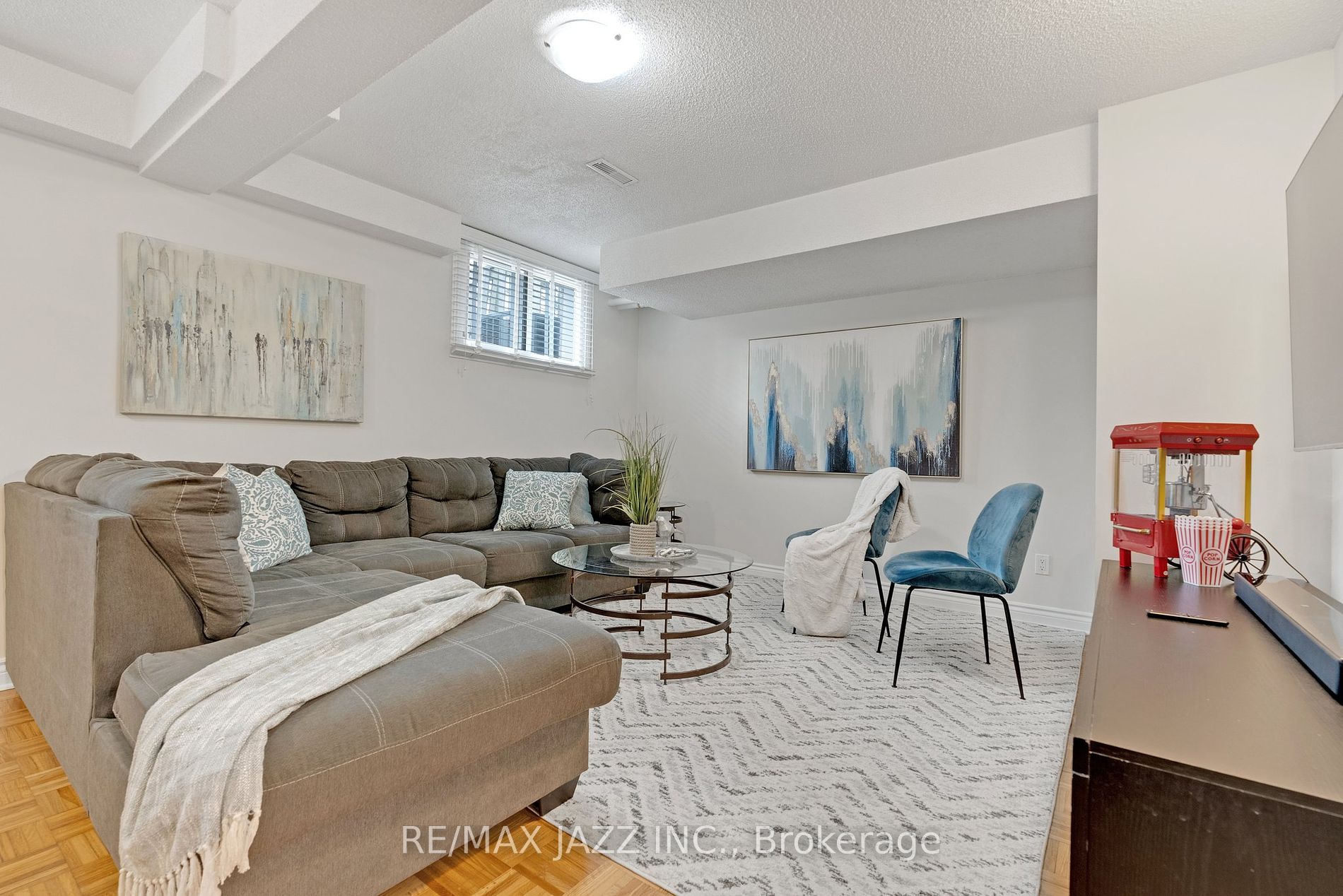 1371 Charter Cres