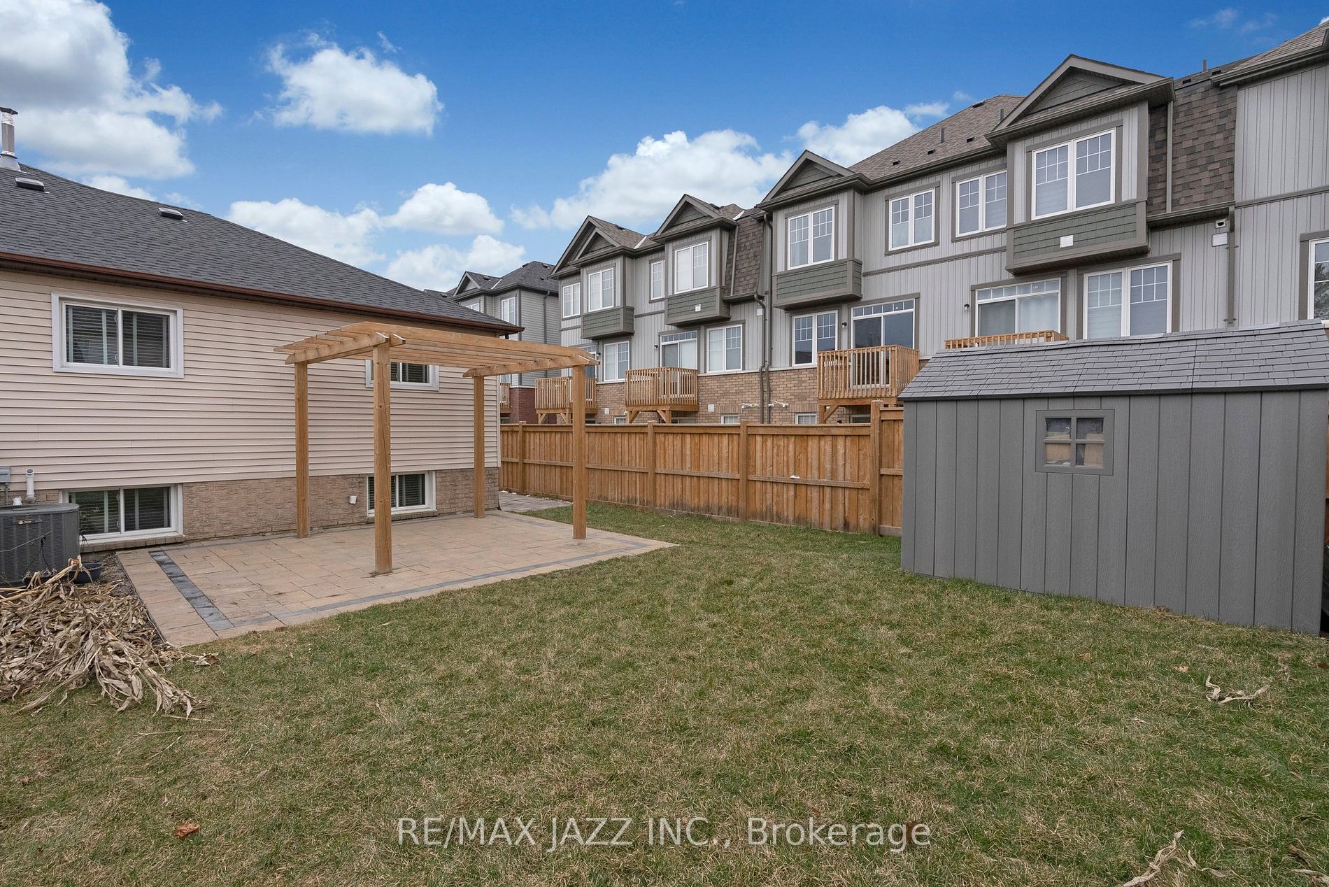 1371 Charter Cres