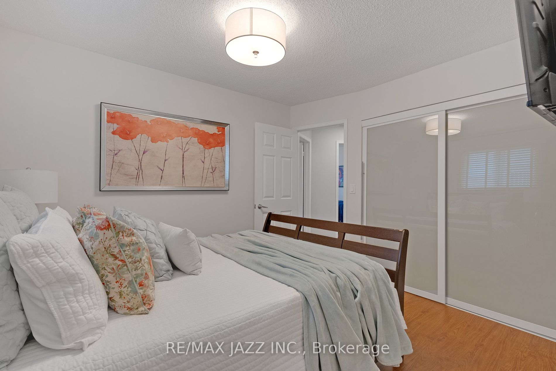 1371 Charter Cres