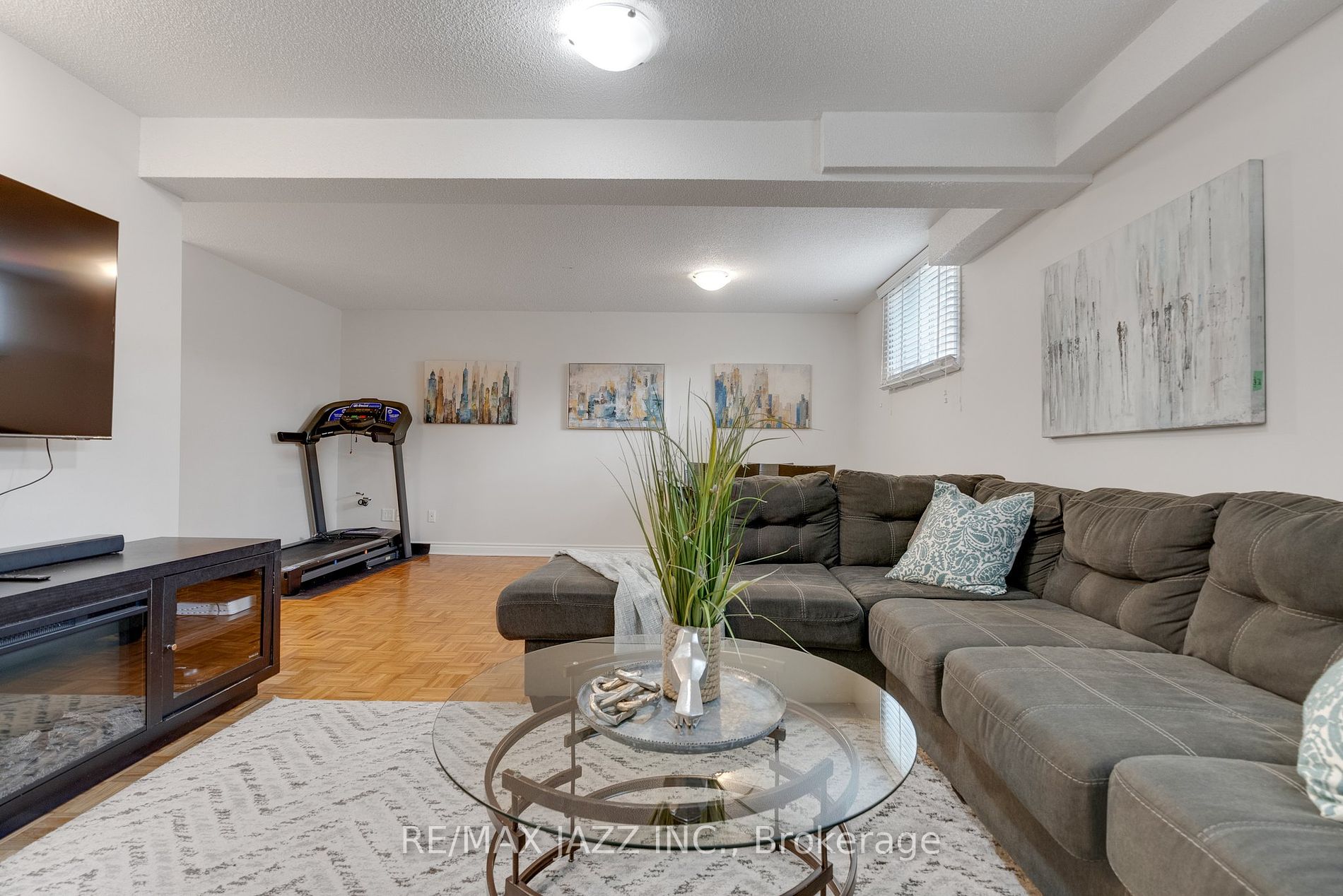 1371 Charter Cres