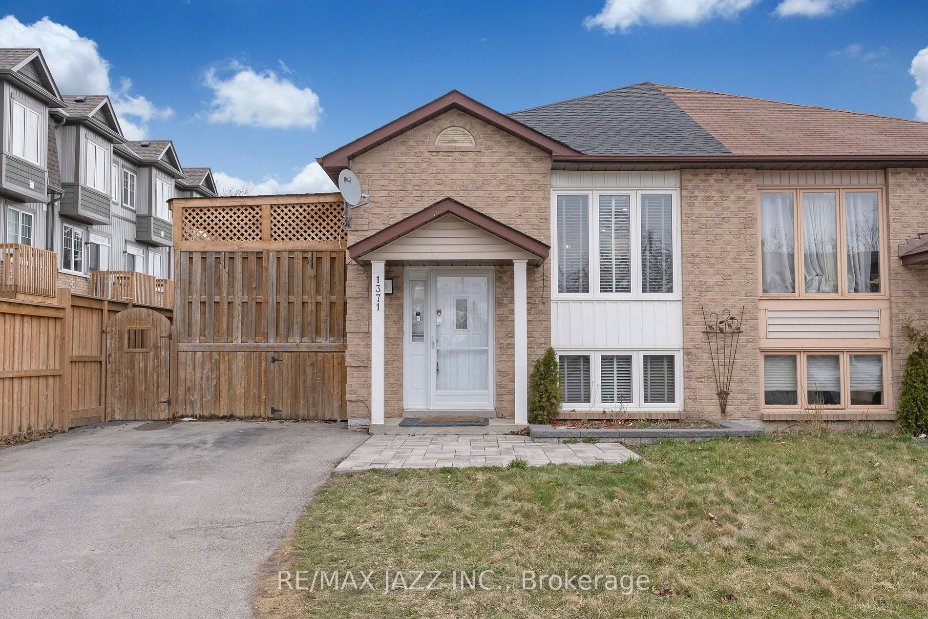 1371 Charter Cres