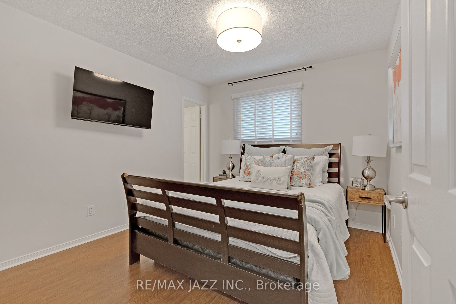 1371 Charter Cres