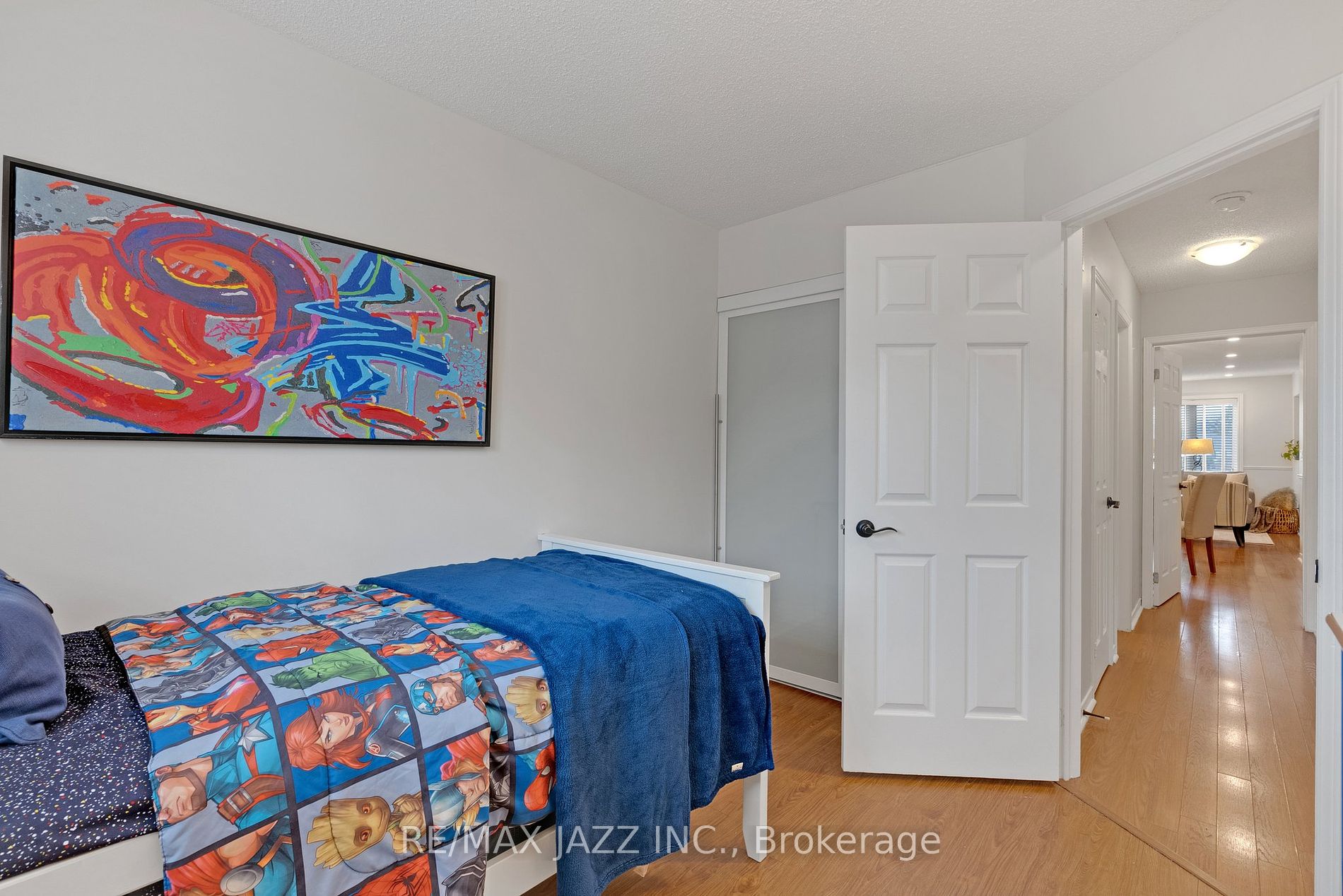1371 Charter Cres