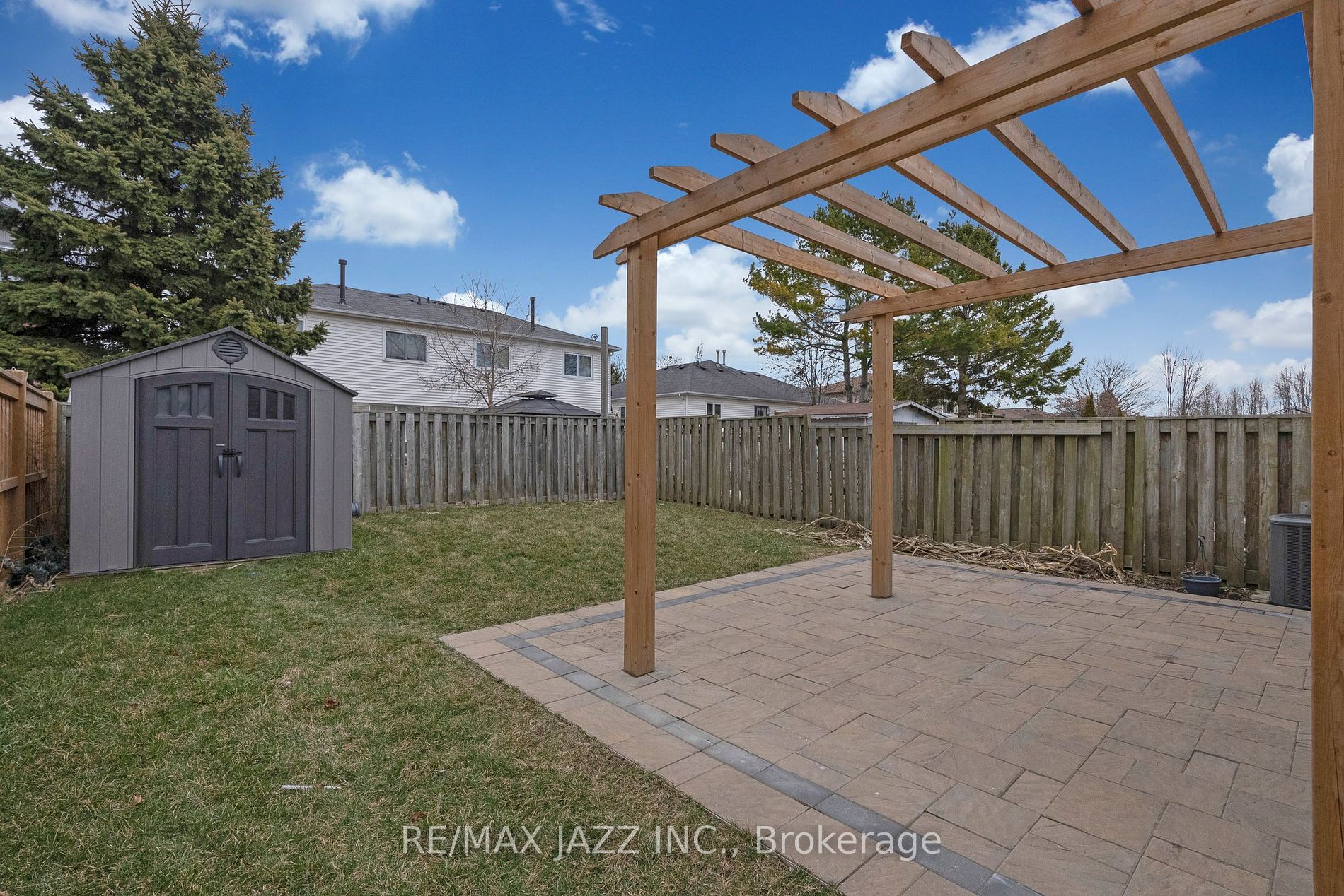 1371 Charter Cres
