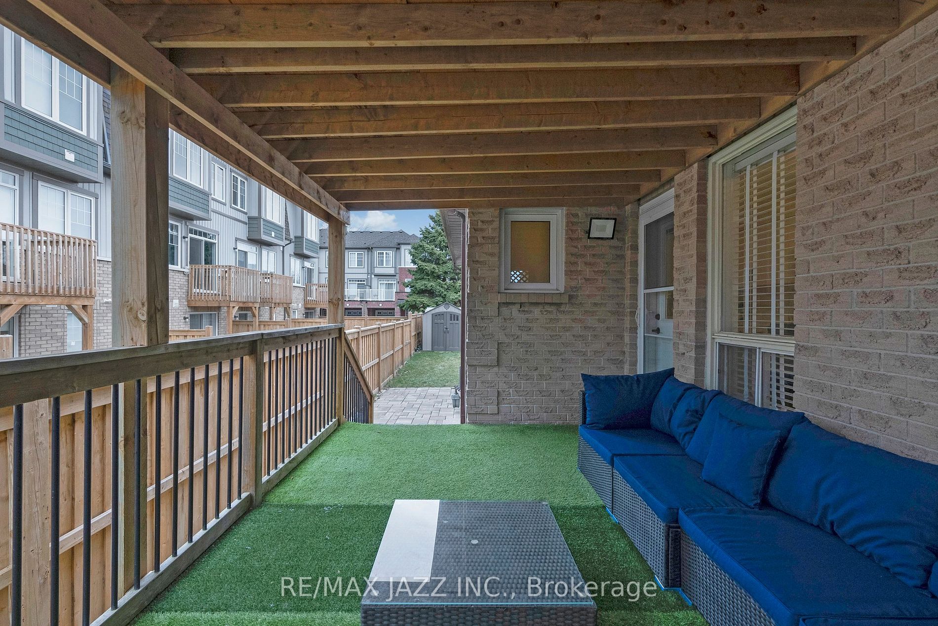 1371 Charter Cres