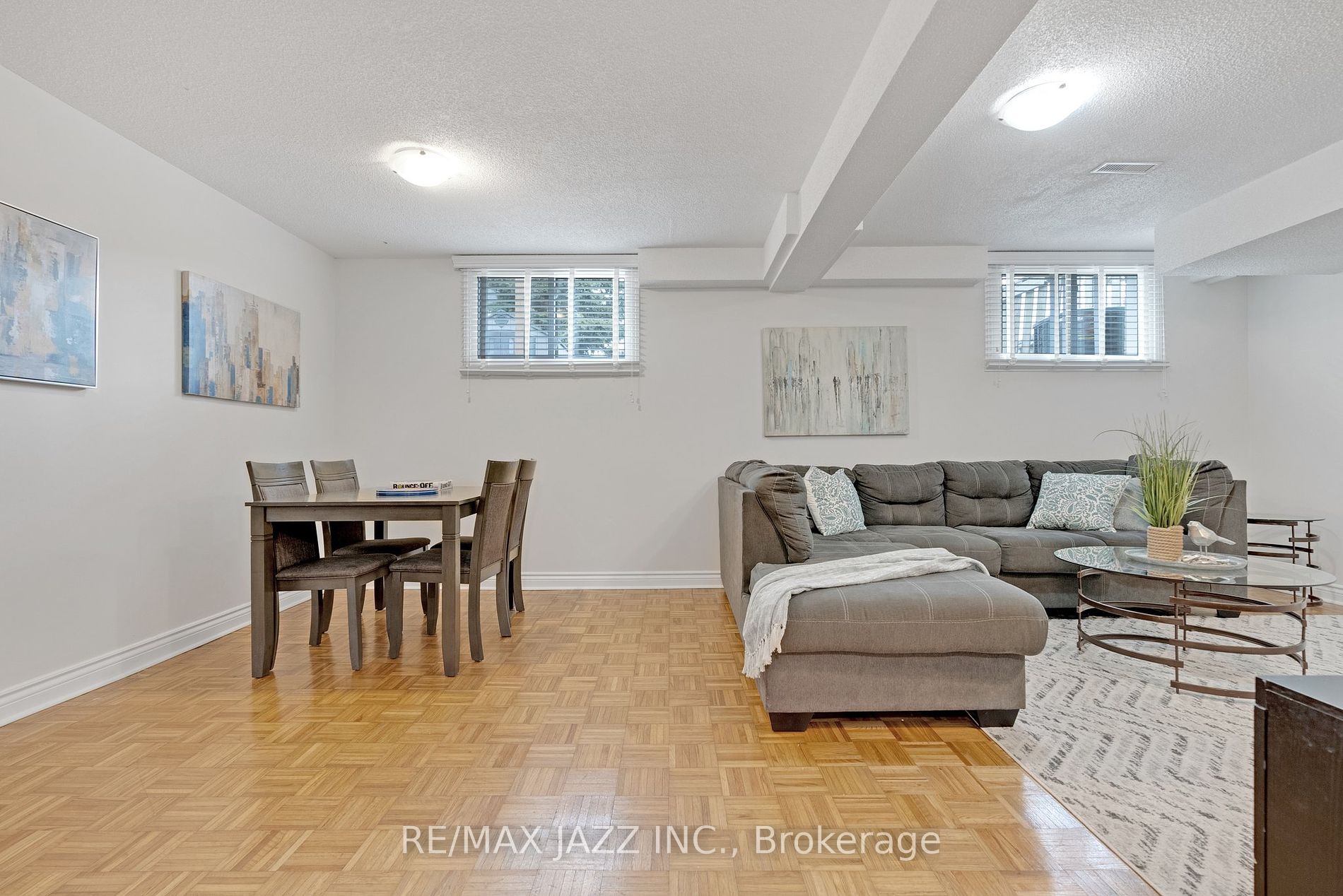 1371 Charter Cres