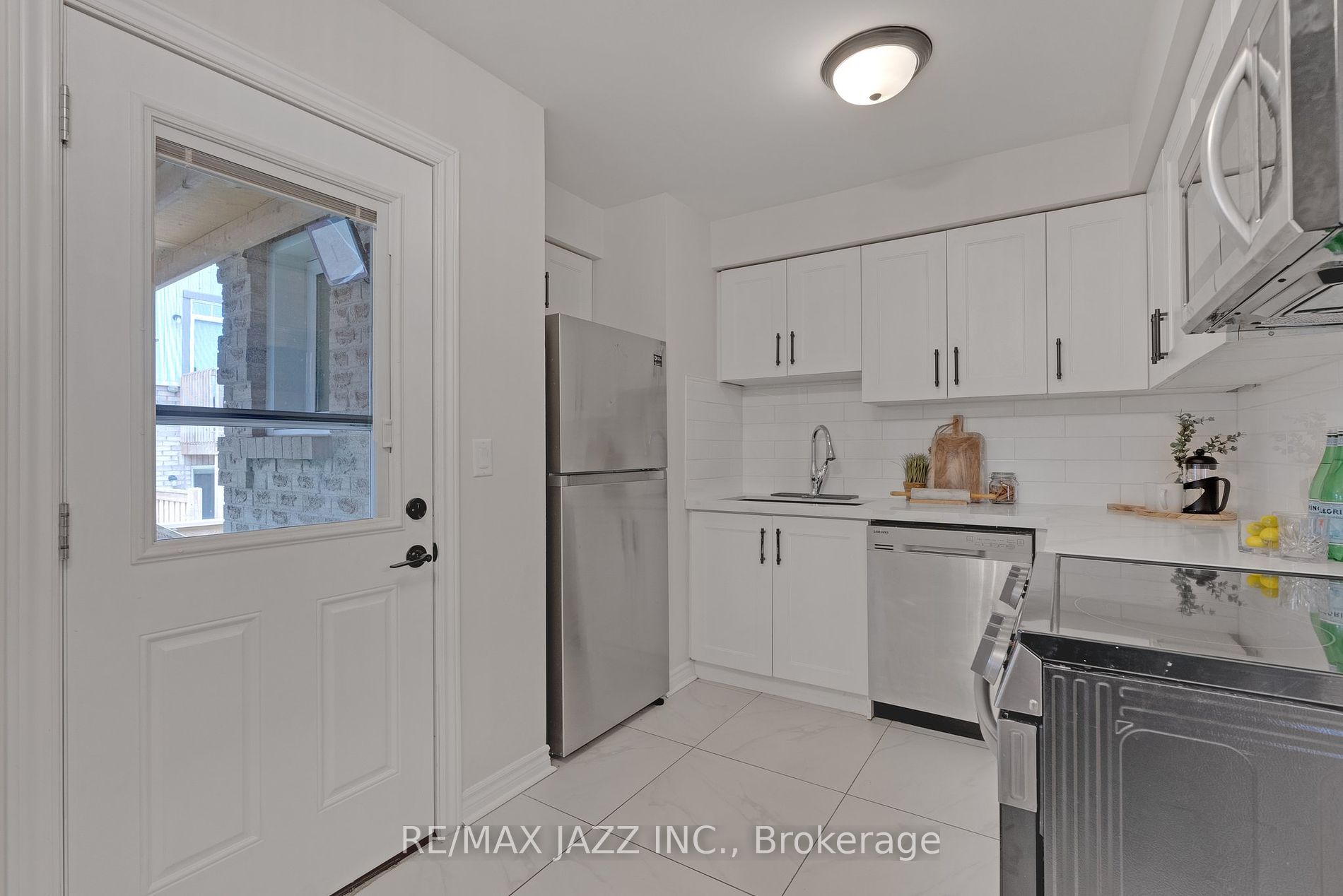 1371 Charter Cres