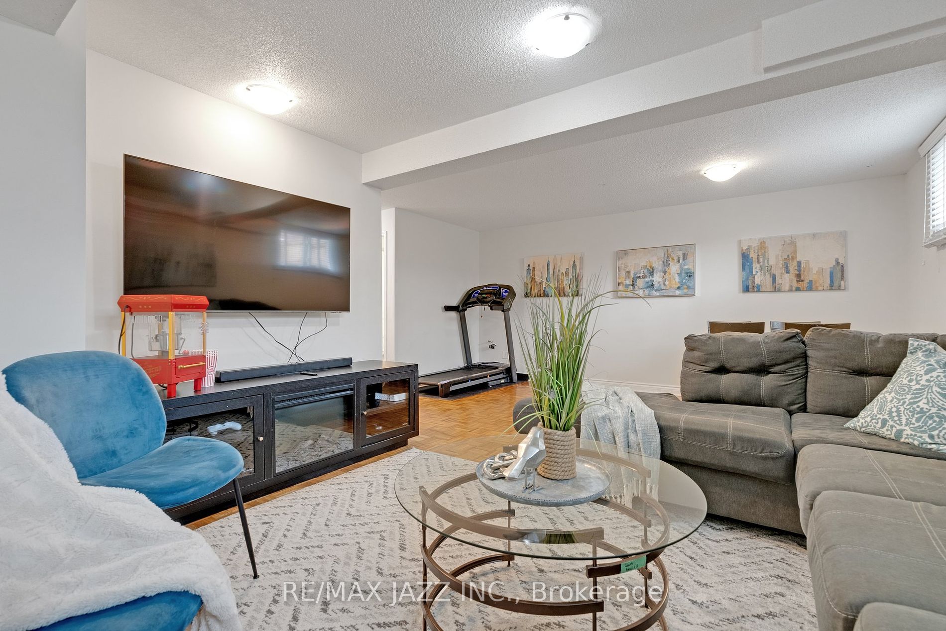 1371 Charter Cres