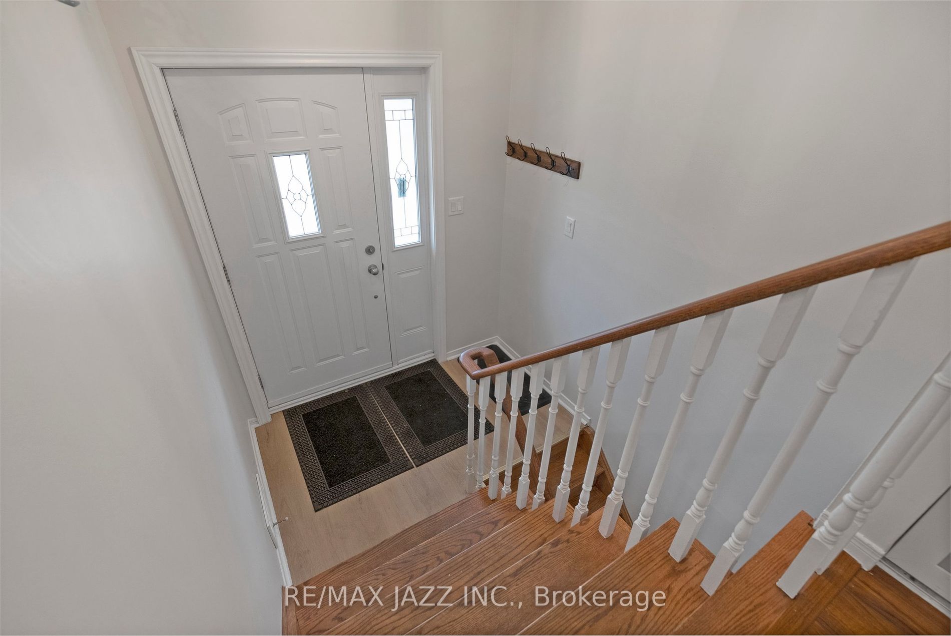 1371 Charter Cres