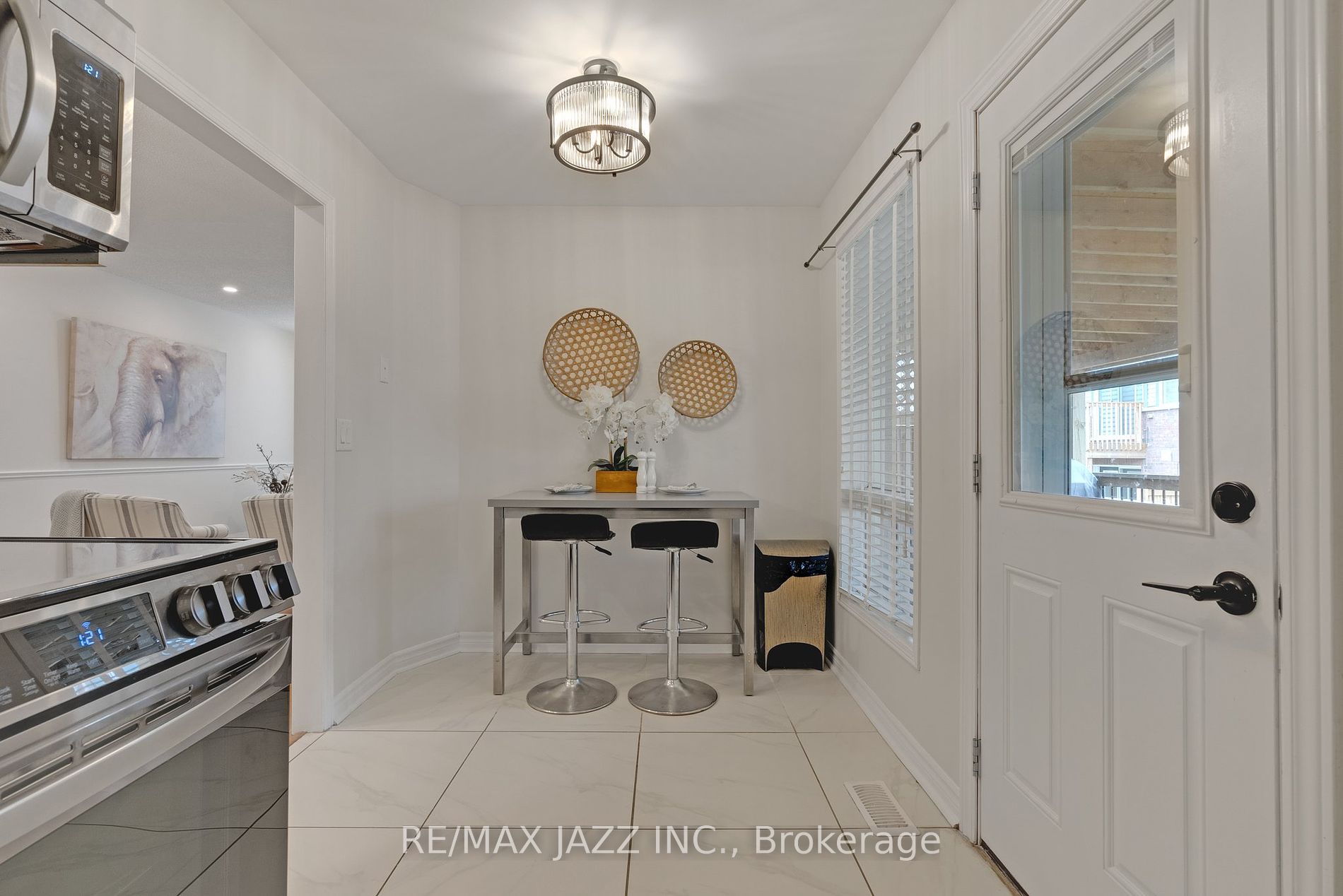 1371 Charter Cres
