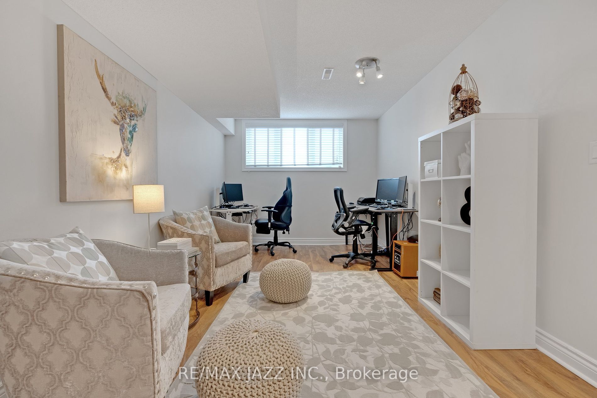1371 Charter Cres