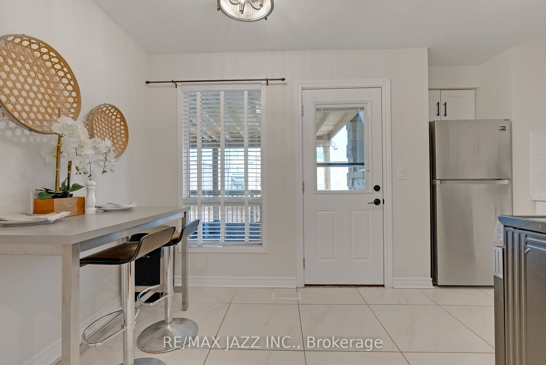 1371 Charter Cres