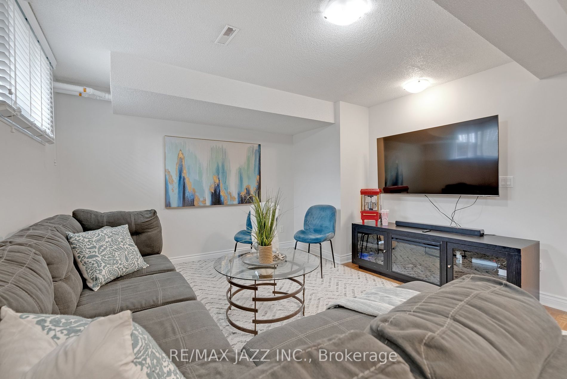 1371 Charter Cres