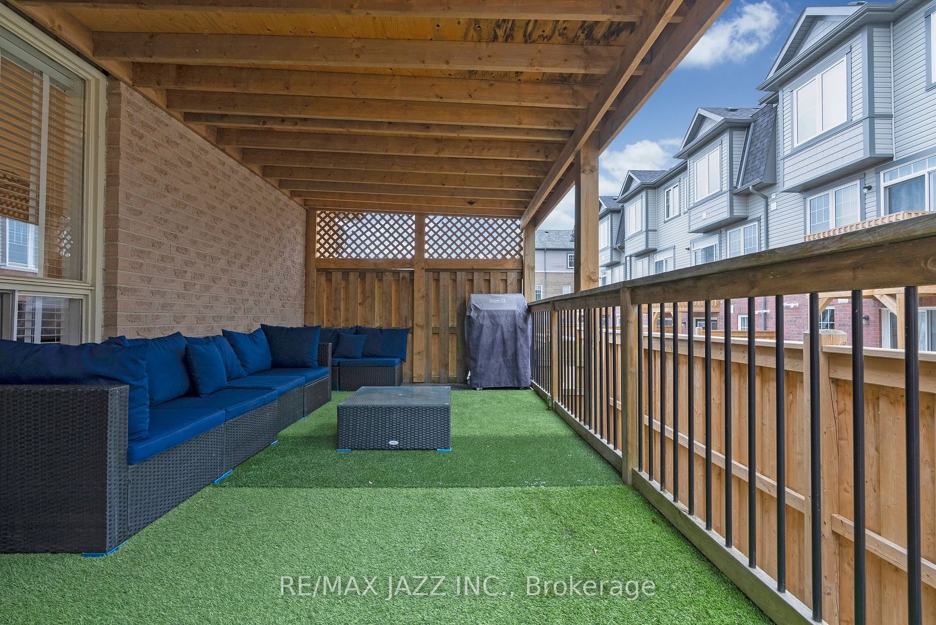 1371 Charter Cres