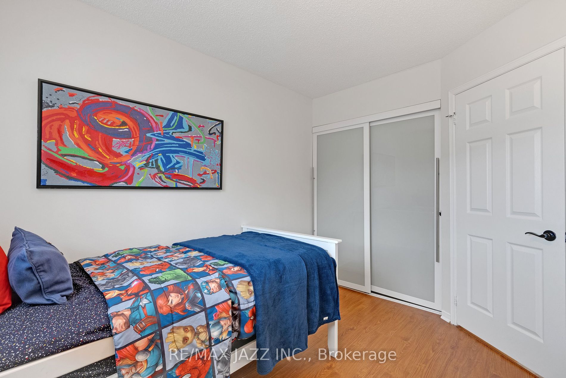 1371 Charter Cres