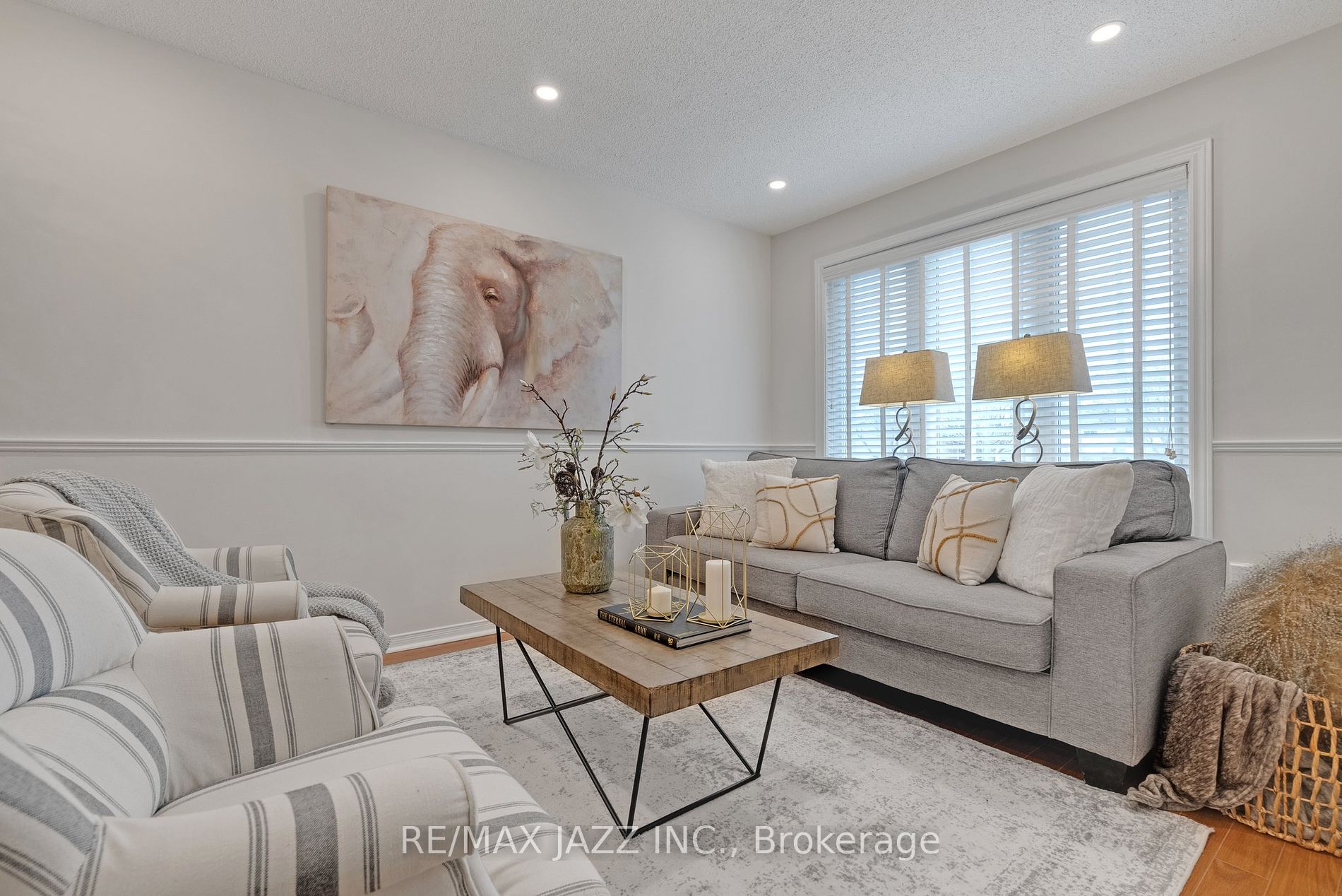 1371 Charter Cres