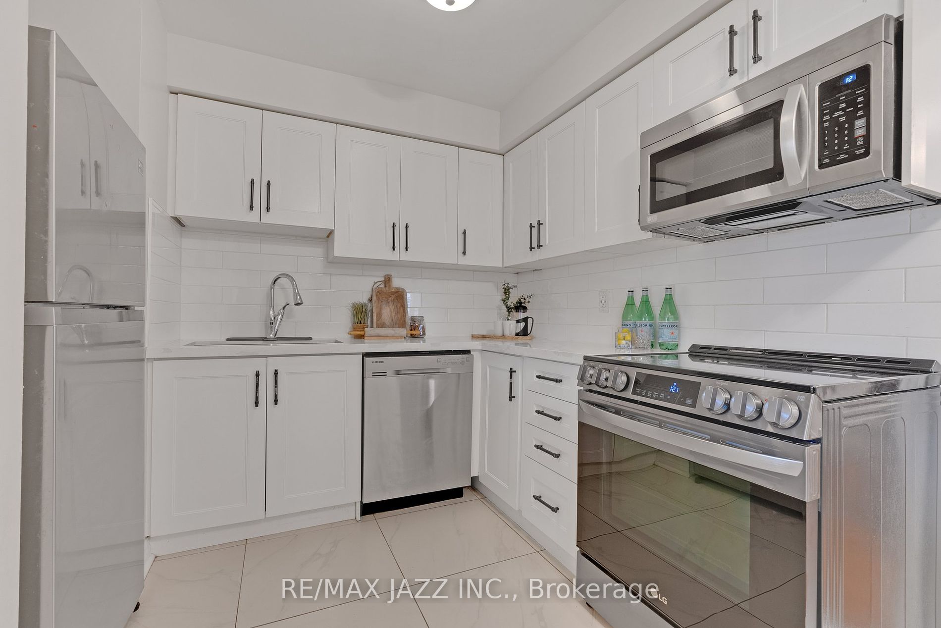 1371 Charter Cres