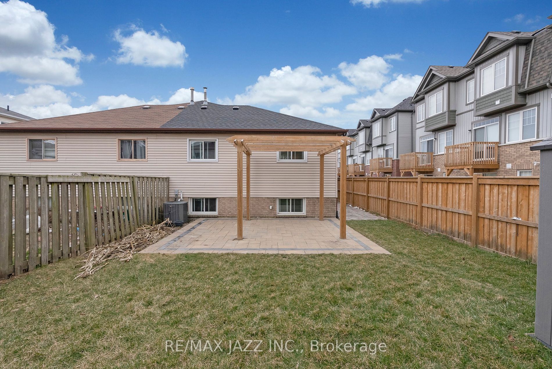 1371 Charter Cres