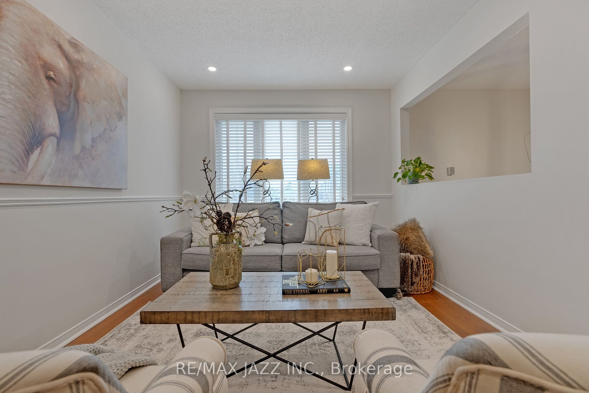 1371 Charter Cres